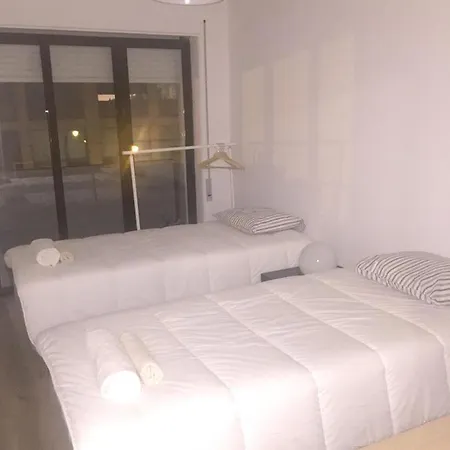 With 5 Bedrooms In With Wonderful City View Furnished Balcony And Wifi 8 Km From The Beach Apartamento Lisboa